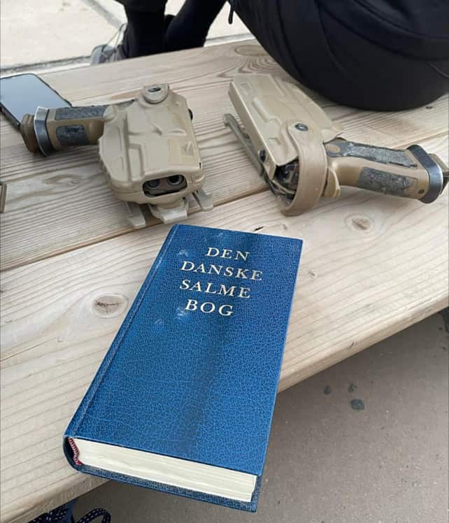 Pistoler og salmebog