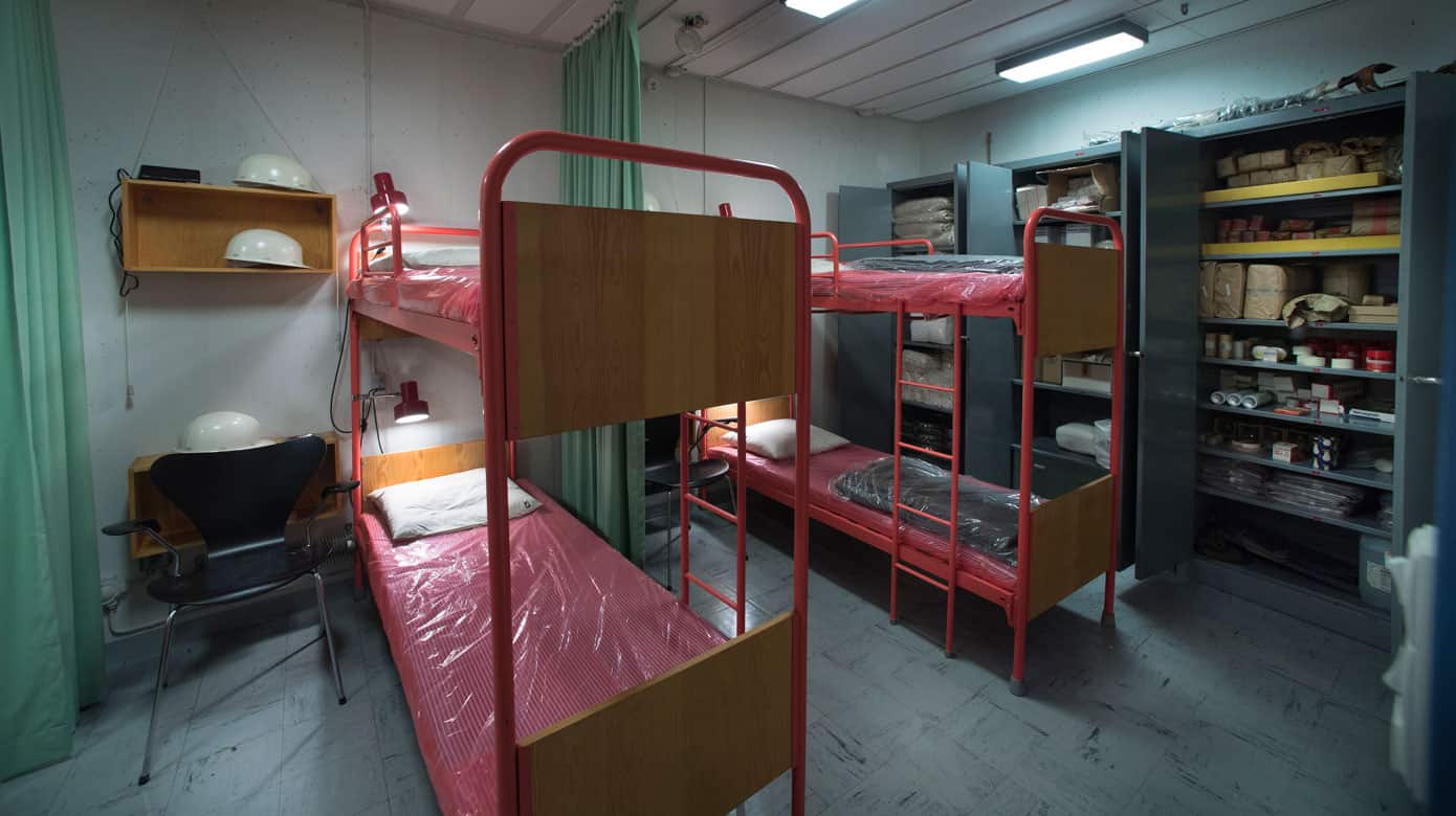 Sygestue i nødhospitalet ved den hemmelige regeringsbunker Regan Vest. Men det var ikke det eneste af slagsen. Under den kolde krig blev der indrettet snesevis af nødhospitaler under skoler, sygehuse og andre offentlige bygninger. Foto: Lars Horn / Baghuset.