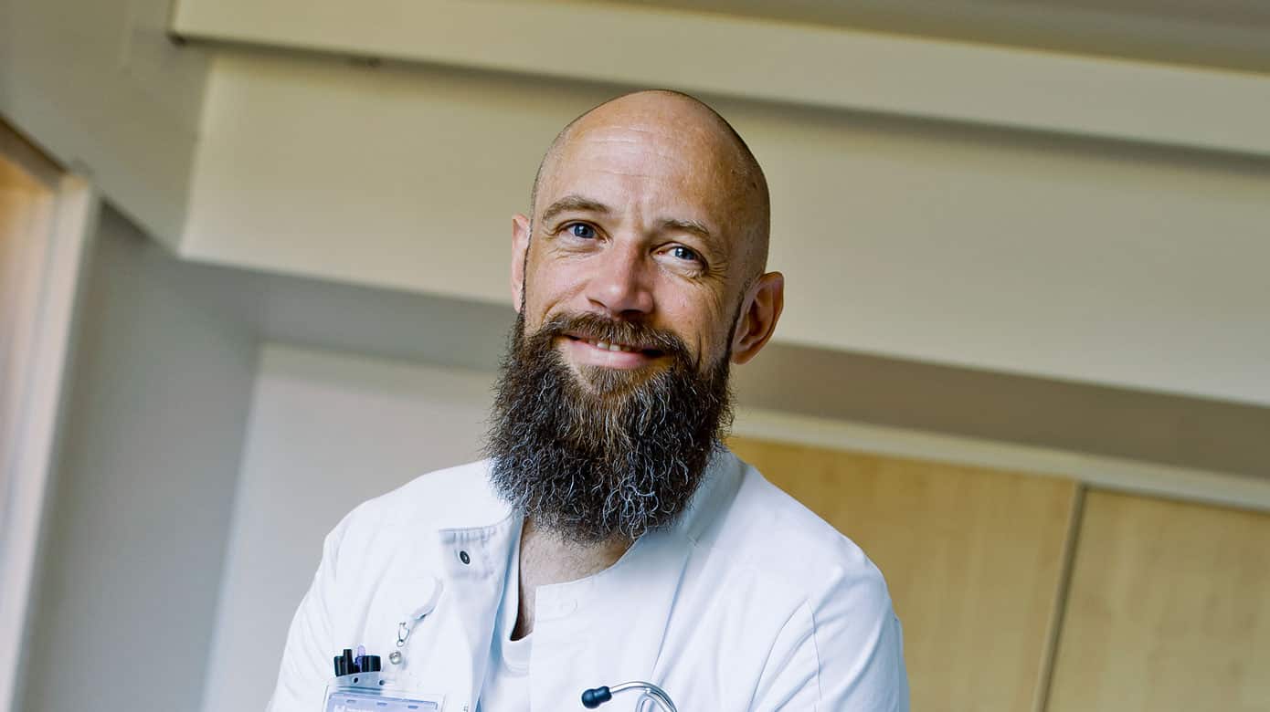 »Vi er et lille speciale med kun ca. 200 speciallæger, og der er derfor grænser for, hvor meget vi kan tage os af. Vi kan risikere at knække ved at smøre os for tyndt ud«, siger Martin Schultz, der er cheflæge på Hvidovre Hospital samt formand for Dansk Selskab For Geriatri, og som har siddet med i arbejdsgruppen, der skal opdatere beskrivelsen af geriatrispecialet. Foto: Claus Boesen.